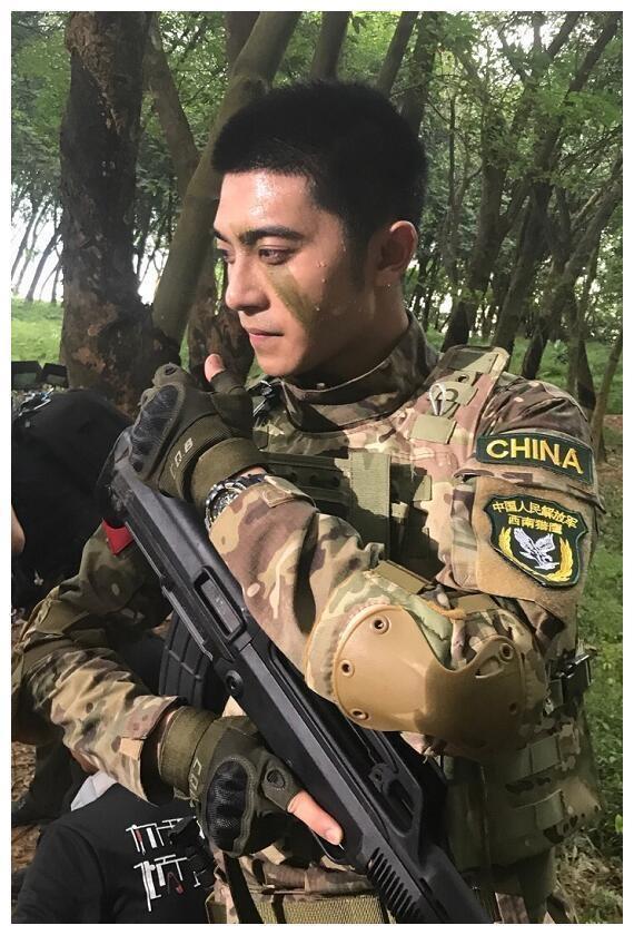 他是厉致诚手下最帅的兵，参加过《明日之子》，女友是中戏校花！