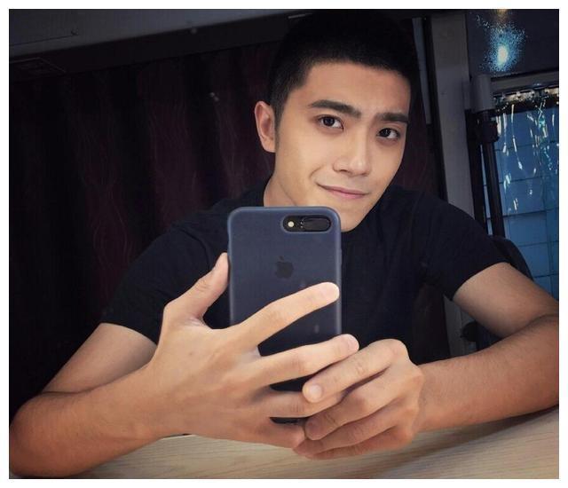 他是厉致诚手下最帅的兵，参加过《明日之子》，女友是中戏校花！