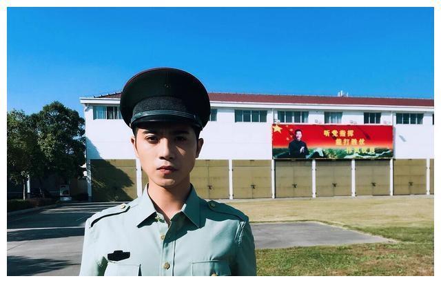 他是厉致诚手下最帅的兵，参加过《明日之子》，女友是中戏校花！