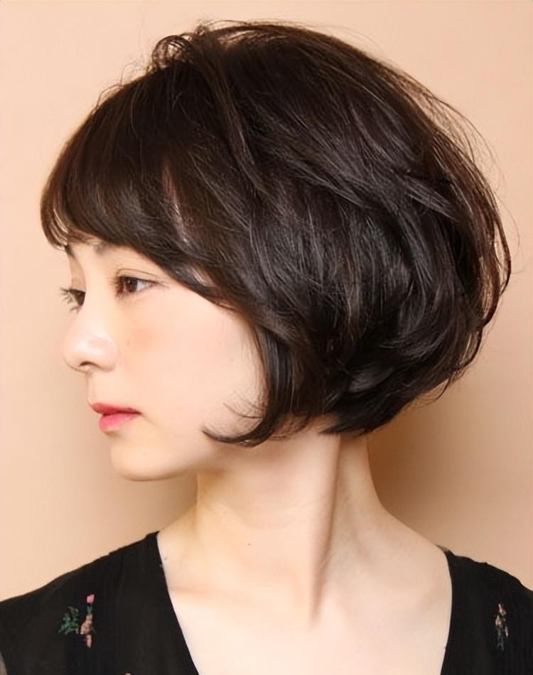 栗色发型的图片（女人除了注重搭配，发型更重要）