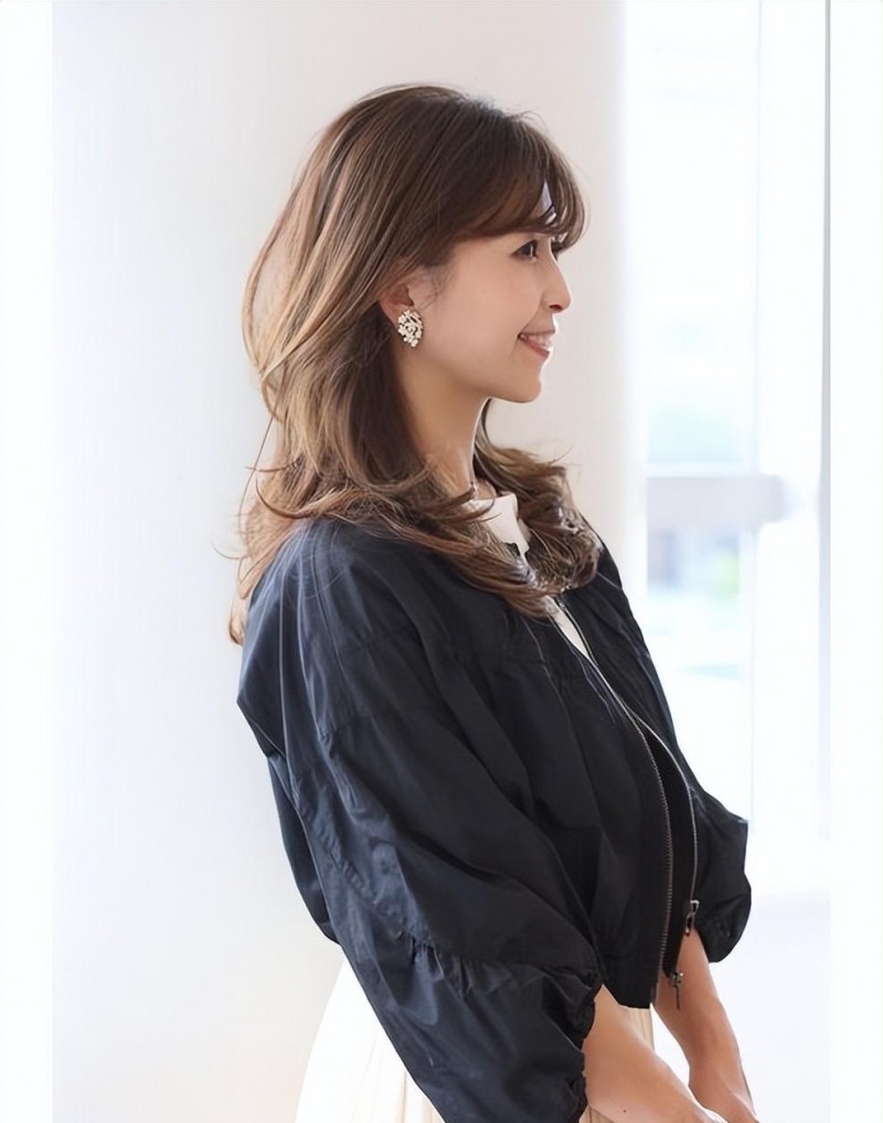 栗色发型的图片（女人除了注重搭配，发型更重要）