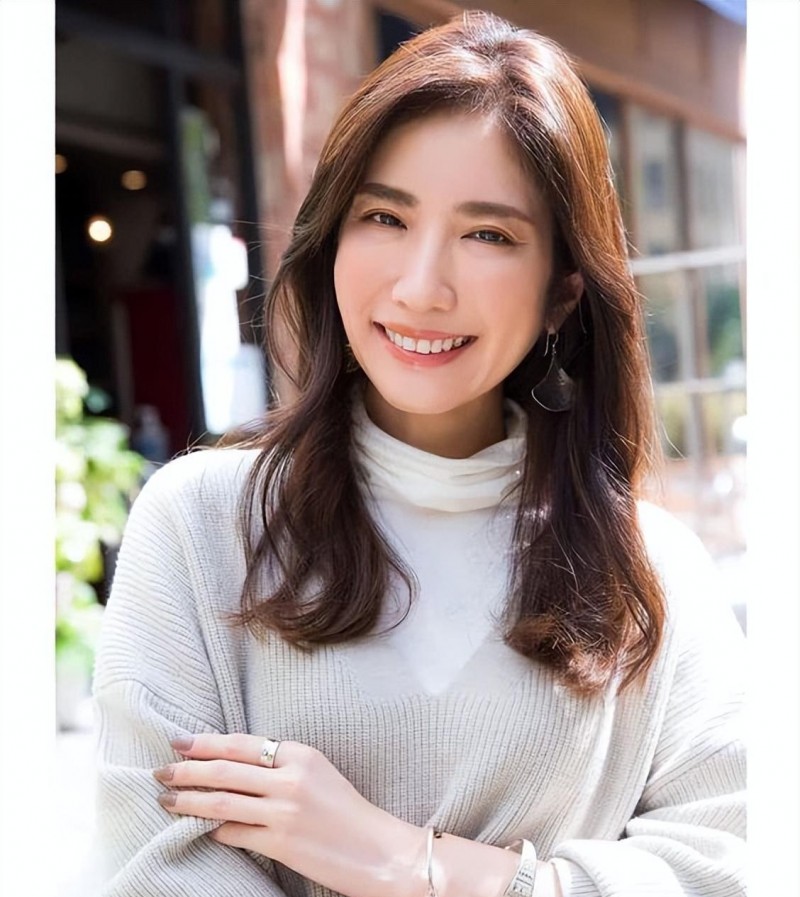 栗色发型的图片（女人除了注重搭配，发型更重要）