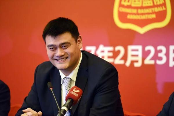 2米26的姚明功成名就，生活中却有许多不易，坐车最不方便！