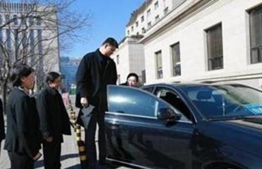 2米26的姚明功成名就，生活中却有许多不易，坐车最不方便！