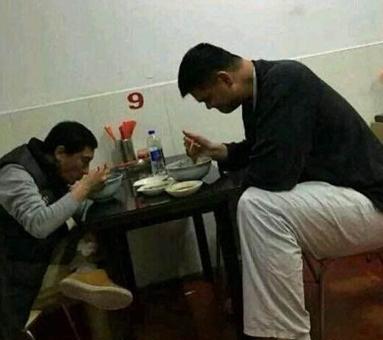 2米26的姚明功成名就，生活中却有许多不易，坐车最不方便！