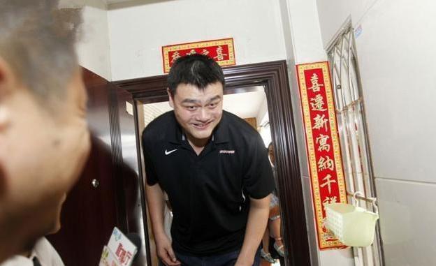 2米26的姚明功成名就，生活中却有许多不易，坐车最不方便！