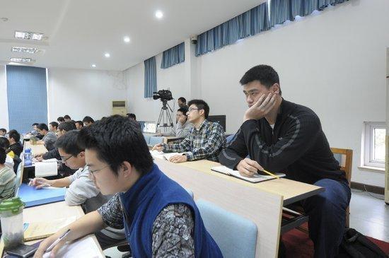 2米26的姚明功成名就，生活中却有许多不易，坐车最不方便！