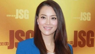 ​“最美经纪人”霍汶希，淡黄西装配白T好少女，网友：不出道可惜