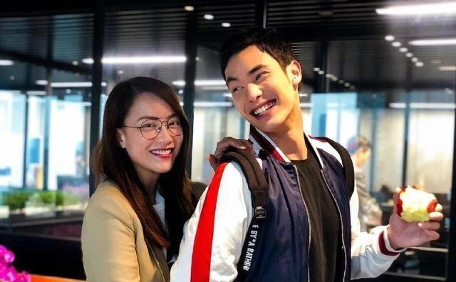 “最美经纪人”霍汶希，淡黄西装配白T好少女，网友：不出道可惜