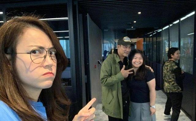 “最美经纪人”霍汶希，淡黄西装配白T好少女，网友：不出道可惜