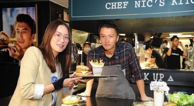 “最美经纪人”霍汶希，淡黄西装配白T好少女，网友：不出道可惜