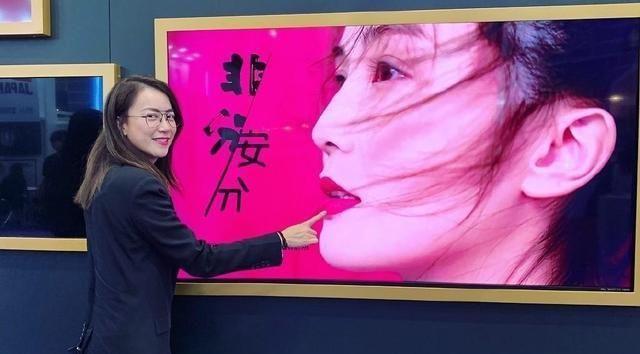 “最美经纪人”霍汶希，淡黄西装配白T好少女，网友：不出道可惜