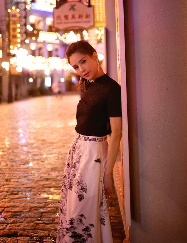 “最美姑姑”李若彤回来了！黑色吊带加纱裙，美回当年的样子