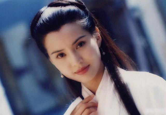 “最美姑姑”李若彤回来了！黑色吊带加纱裙，美回当年的样子