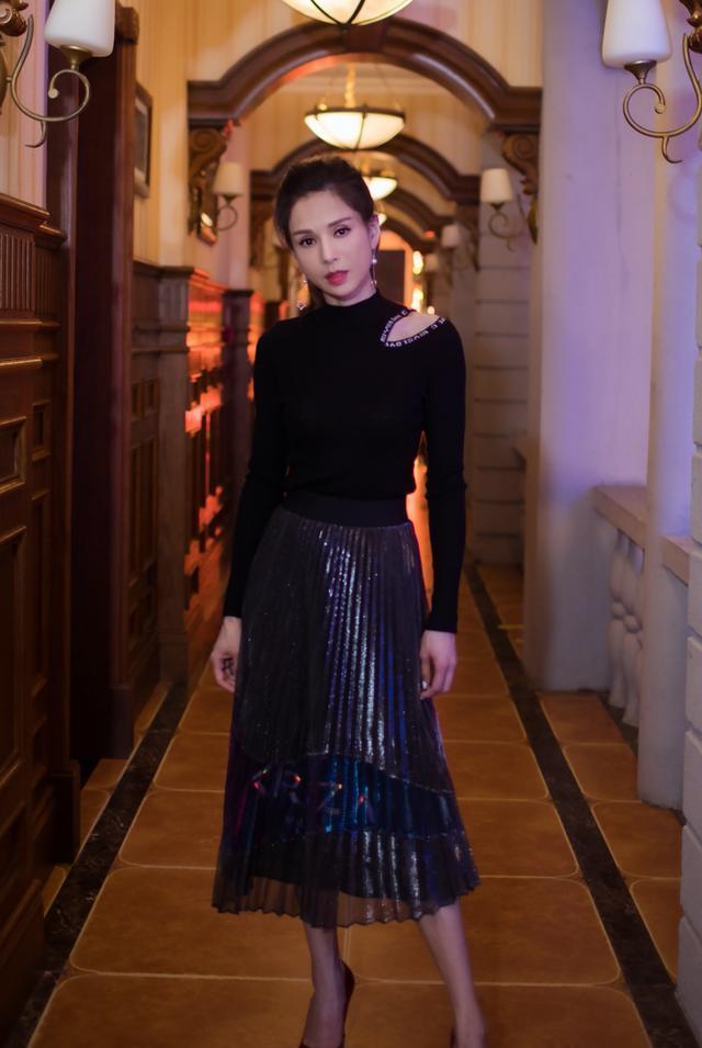 “最美姑姑”李若彤回来了！黑色吊带加纱裙，美回当年的样子