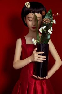 ​裴佳欣不愧是最美童星，一袭红裙配花朵，宛若小仙女