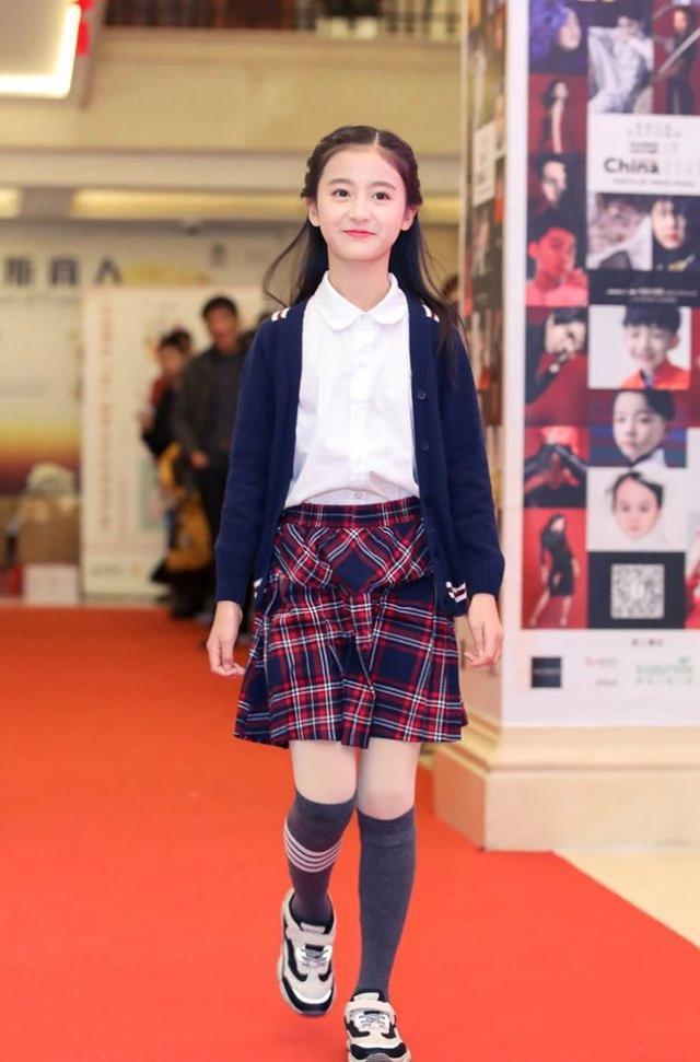 裴佳欣不愧是最美童星,一袭红裙配花朵,宛若小仙女