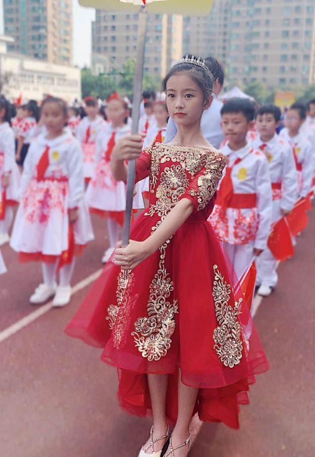 裴佳欣不愧是最美童星,一袭红裙配花朵,宛若小仙女