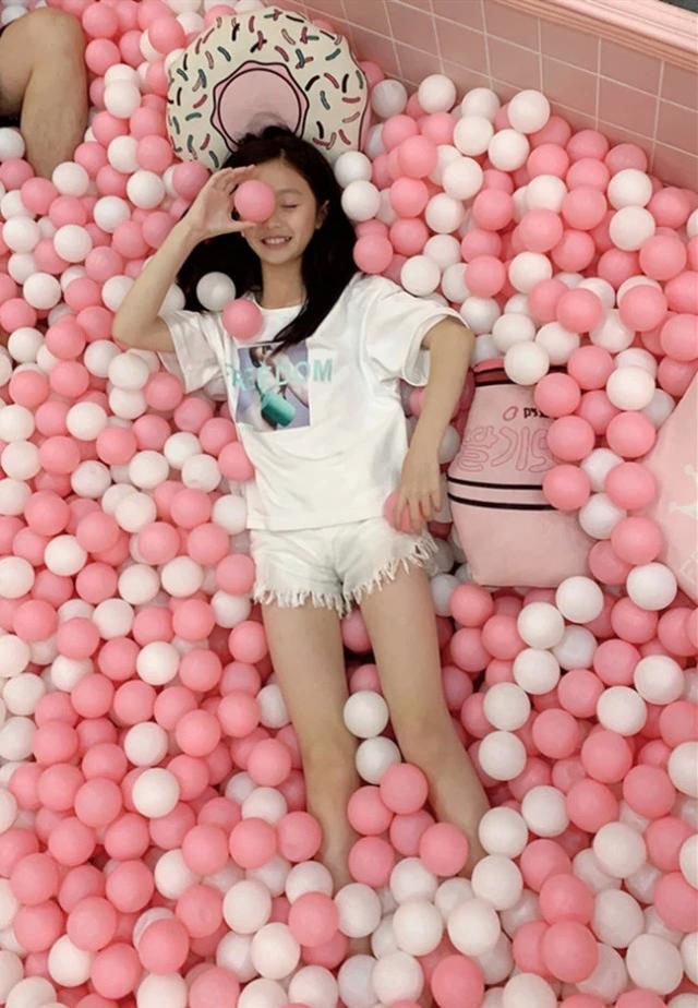 裴佳欣不愧是最美童星,一袭红裙配花朵,宛若小仙女