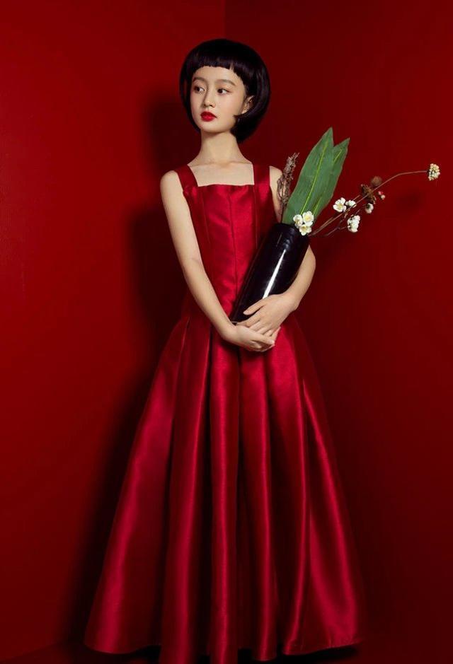 裴佳欣不愧是最美童星,一袭红裙配花朵,宛若小仙女
