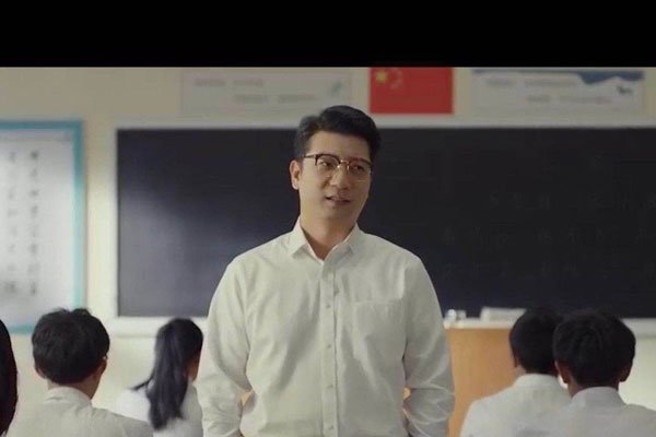 于谦当老师的电影 整部电影客串的明星像走马灯