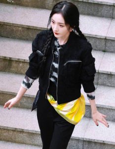 ​杨幂穿黑色套装休闲利落 扎双麻花辫少女感十足