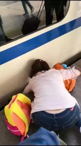 ​北京站惊险一幕！妈妈忙着看手机，女儿掉下站台缝隙，幸无大碍