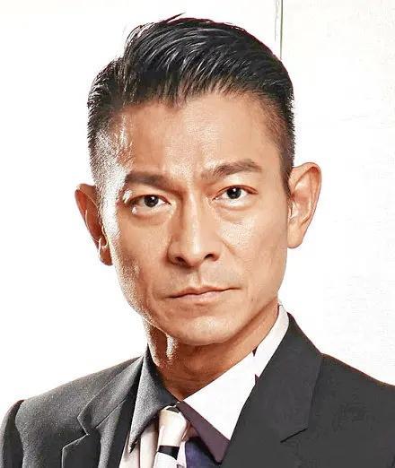 他是国内粉丝最多的明星,出道40年,依然是业内外公认的全民偶像