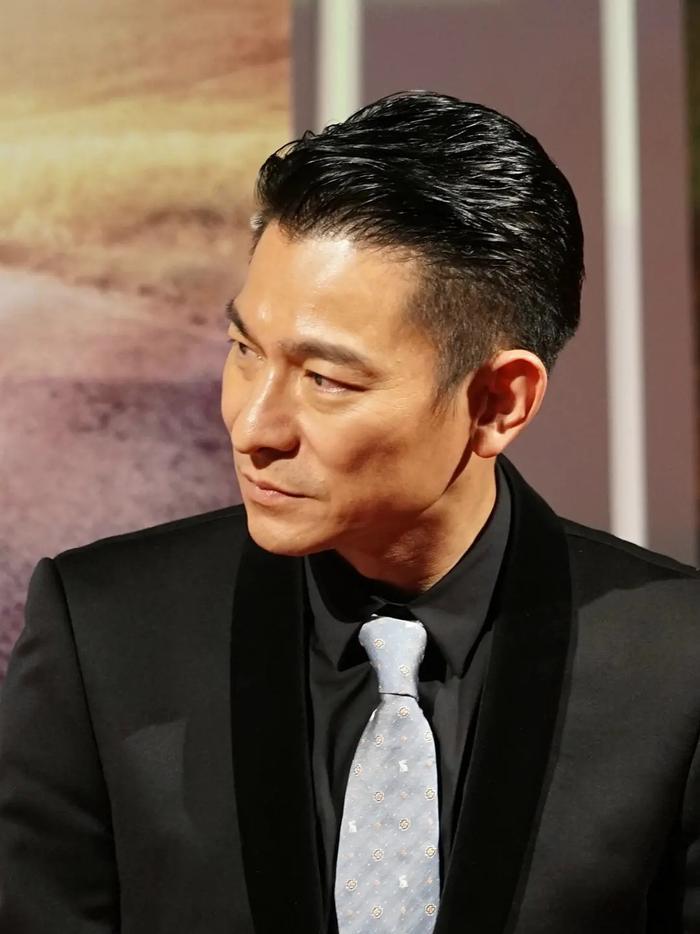 他是国内粉丝最多的明星,出道40年,依然是业内外公认的全民偶像