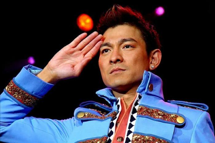 他是国内粉丝最多的明星,出道40年,依然是业内外公认的全民偶像