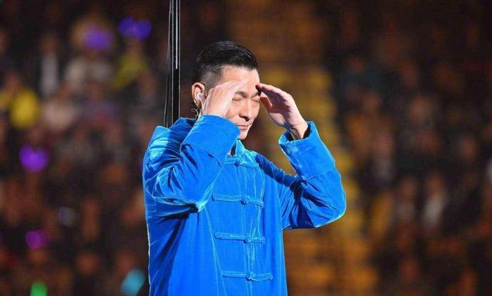 他是国内粉丝最多的明星,出道40年,依然是业内外公认的全民偶像