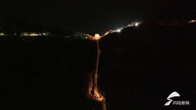 ​醉美泰山夜色 亮灯后的泰山十八盘犹如金龙盘旋
