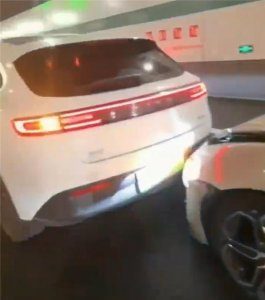 ​小米SU7隧道内追尾问界M5：SUV的优势一眼可见