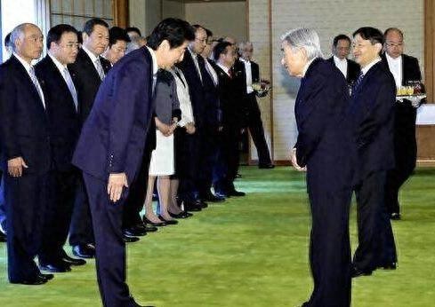 各国领导人见本国皇室：英国行屈膝礼，泰国趴地上，沙特搞独裁！