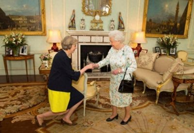 ​各国领导人见本国皇室：英国行屈膝礼，泰国趴地上，沙特搞独裁！