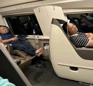 ​铁路职工占用商务座还脱鞋袜臭味弥漫，铁路部门：深表歉意，对当事职工批评教