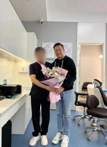 ​69岁老戏骨张志坚陪同妻子看牙，穿着时髦，紧张到满脸严肃！