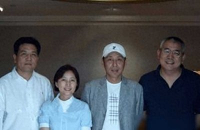 ​陈道明与妻子罕见亮相，恩爱40年，妻子曾在央视新闻主持过，女