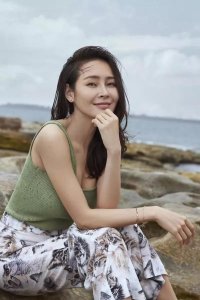 ​40岁于明加与老公合体罕见晒恩爱，公园穿背心大秀马甲线！