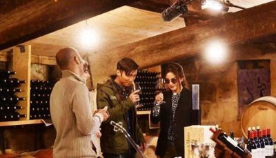 ​赵薇疑官宣离婚：老公出轨章子怡，负债75个亿？她终于不忍了？