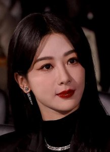 ​星光大赏明星怼脸生图：热巴像洋娃娃、倪妮肌肤无瑕、田曦薇呆滞