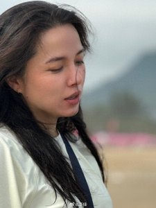 ​靳东老婆近照，46岁李佳满头白发脸上无皱纹，自信明媚美出新高度