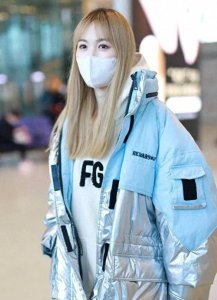 ​马蓉和王宝强离婚8年，分走千万资产日子挺滋润，金发像18岁少女