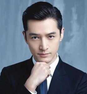 ​胡歌老婆正面照被扒出，知情人称女方是胡歌的助理，结婚日期曝光