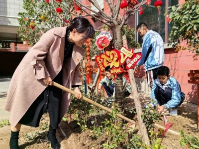 ​未央区西航二校开展植树节活动