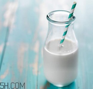 ​纯牛奶热着喝还是常温喝？桑葚能和牛奶一起吃吗？