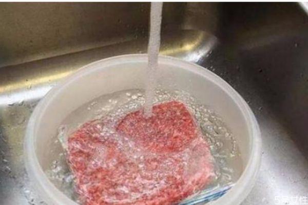 冻肉解冻用热水还是冷水 冻肉解冻一般需要多长时间