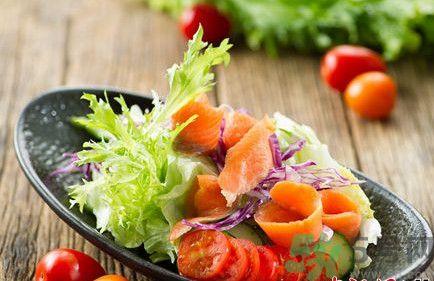 燻鲑鱼沙拉怎么做？燻鲑鱼沙拉的做法？