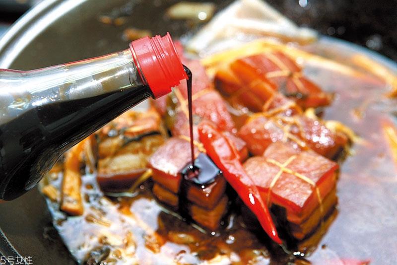 酱油什么时候放最好 炒卤拌烩各不同