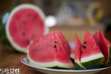 西瓜不能和什么食物一起吃？哪些人不能吃西瓜？